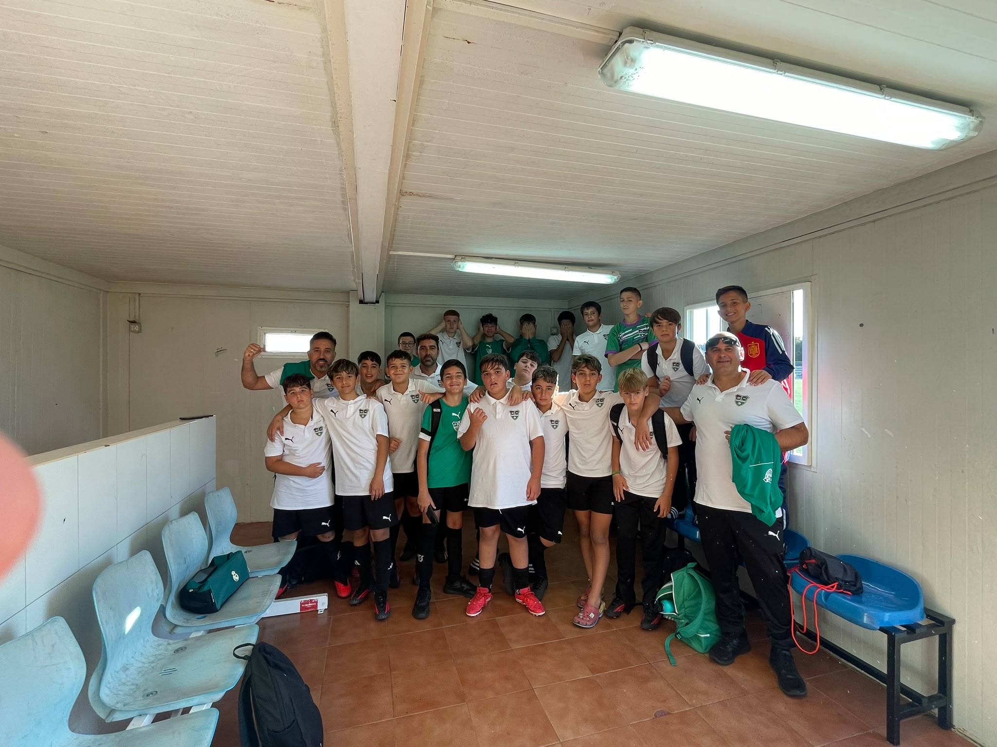 Jugadores y cuerpo técnico del Infantil en el vestuario después del encuentro ante Los Frailes