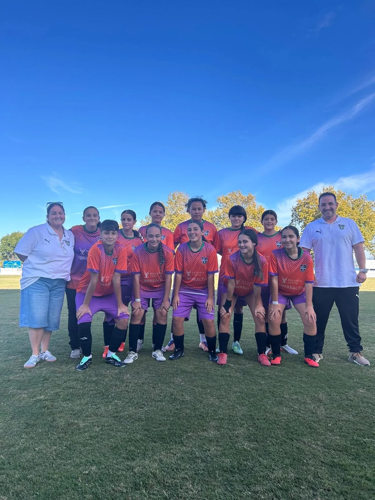 Jugadoras del equipo femenino del Sporting Puertorrealeña posando sobre el terreno de juego